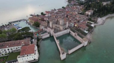 İtalya, Garda Gölü 'ndeki Castello Scaligero di Sirmione üzerinde insansız uçak.