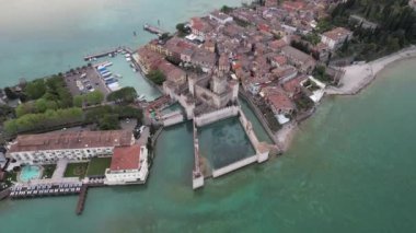 İtalya, Garda Gölü 'ndeki Castello Scaligero di Sirmione üzerinde insansız uçak.