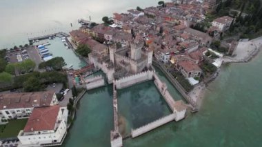 İtalya, Garda Gölü 'ndeki Castello Scaligero di Sirmione üzerinde insansız uçak.