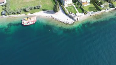 İtalya, Garda Gölü üzerinde İHA uçuşu. Manzaranın panoramik görüntüsü