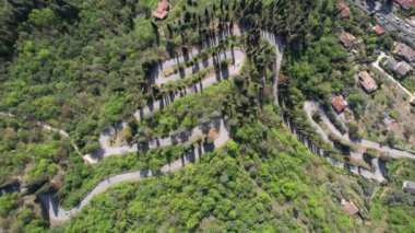 İtalya, Garda Gölü üzerinde İHA uçuşu. Manzaranın panoramik görüntüsü