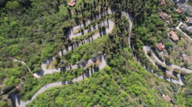 İtalya, Garda Gölü üzerinde İHA uçuşu. Manzaranın panoramik görüntüsü
