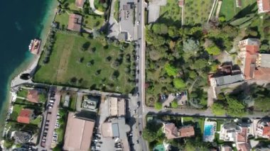 İtalya, Garda Gölü üzerinde İHA uçuşu. Manzaranın panoramik görüntüsü