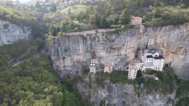 Santuario de la Madonna della Corona üzerindeki İHA uçağı Garda Gölü, İtalya 'da. Panoramik görünüm