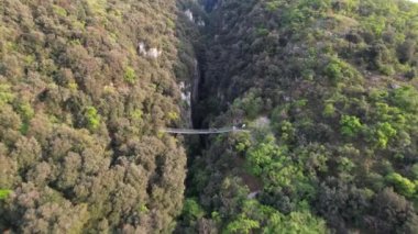 İtalya, Garda Gölü üzerinde İHA uçuşu. Manzaranın panoramik görüntüsü