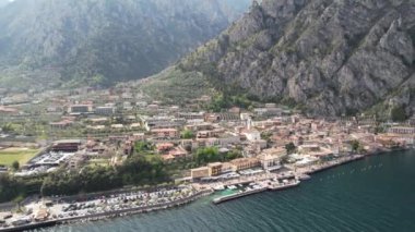 İtalya, Garda Gölü 'ndeki Limon Konsolosu Garda üzerinde İHA uçuşu. Şehrin panoramik görüntüsü.