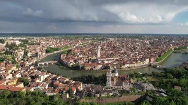 Verona, İtalya üzerinde İHA uçuşu. Şehrin panoramik görüntüsü.