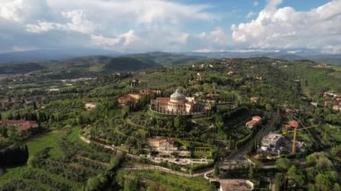 İtalya, Verona 'daki Santuario della Madonna di Lourdes üzerinde insansız uçak. Şehrin panoramik görüntüsü.