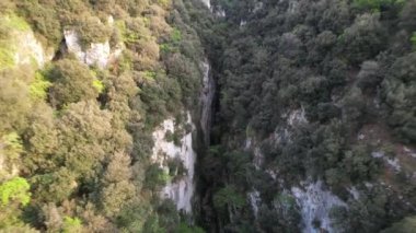 İtalya, Garda Gölü üzerinde İHA uçuşu. Manzaranın panoramik görüntüsü