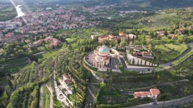 İtalya, Verona 'daki Santuario della Madonna di Lourdes üzerinde insansız uçak. Şehrin panoramik görüntüsü.