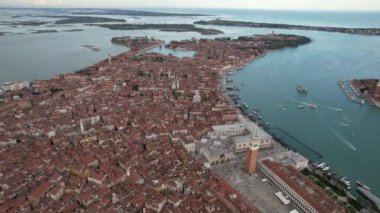 İtalya, Venedik üzerinde İHA uçuşu. Şehrin panoramik görüntüsü.