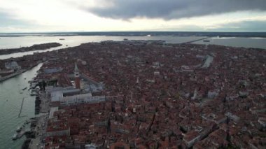 İtalya, Venedik üzerinde İHA uçuşu. Şehrin panoramik görüntüsü.