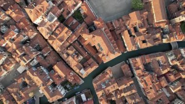 İtalya, Venedik üzerinde İHA uçuşu. Şehrin panoramik görüntüsü.