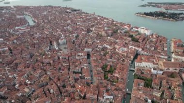 İtalya, Venedik üzerinde İHA uçuşu. Şehrin panoramik görüntüsü.