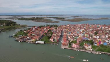 İtalya, Venedik 'teki Burano Adası üzerinde İHA uçuşu. Şehrin panoramik görüntüsü.