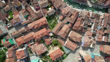 İtalya, Venedik 'teki Burano Adası üzerinde İHA uçuşu. Şehrin panoramik görüntüsü.