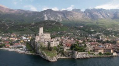 İtalya 'daki Garda Gölü üzerinde İHA uçuşu. Şehrin panoramik görüntüsü.