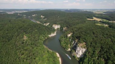 Donau nehri, Almanya 'da Kloster Weltenburg üzerinde insansız hava aracı. Manzaranın panoramik görüntüsü