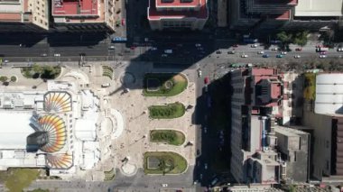 Mexico City 'nin tarihi merkezi üzerinde insansız hava aracı uçuşu. Şehrin panoramik görüntüsü