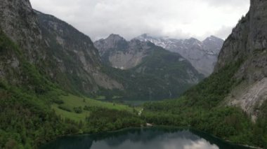 Almanya, Bavyera 'daki Konigssee Gölü üzerinde insansız hava aracı uçuşu. Manzaranın panoramik görüntüsü