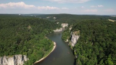 Donau nehri, Almanya 'da Kloster Weltenburg üzerinde insansız hava aracı. Manzaranın panoramik görüntüsü