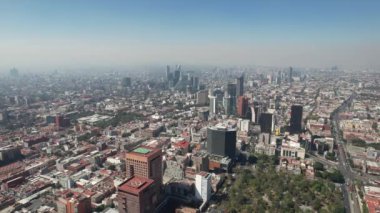 Mexico City 'nin tarihi merkezi üzerinde insansız hava aracı uçuşu. Şehrin panoramik görüntüsü