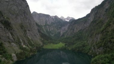 Almanya, Bavyera 'daki Konigssee Gölü üzerinde insansız hava aracı uçuşu. Manzaranın panoramik görüntüsü