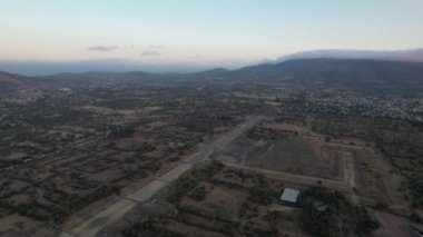 Meksika 'daki Teotihuacan Arkeoloji Bölgesi üzerinde insansız hava aracı uçuşu. Piramitlerin panoramik görünümü