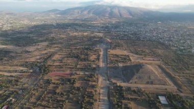 Meksika 'daki Teotihuacan Arkeoloji Bölgesi üzerinde insansız hava aracı uçuşu. Piramitlerin panoramik görünümü