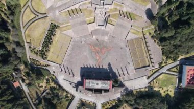 Ormanın üzerinden insansız hava aracı uçuşu, Ekolojik Park, Meksika. Manzaranın panoramik görüntüsü