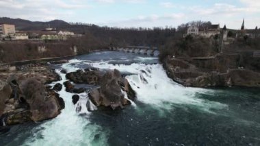 Schaffhausen, Schweiz 'deki Rheinfall şelalesinde insansız hava aracı uçuşu. Manzaranın panoramik görüntüsü