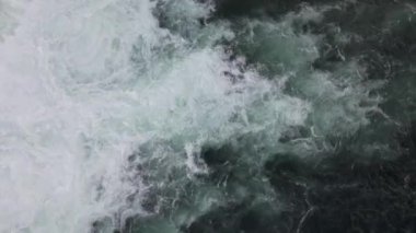 Schaffhausen, Schweiz 'deki Rheinfall şelalesinde insansız hava aracı uçuşu. Manzaranın panoramik görüntüsü