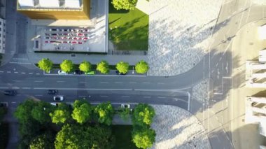 Münih, Almanya 'da Koenigsplatz üzerinde uçan hava aracı.