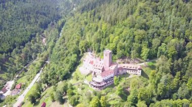 Kara Orman, Almanya 'da yaz günü Liebenzell Kalesi üzerinde uçan insansız hava aracı.