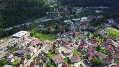 Kara Orman, Almanya 'da yaz günü Liebenzell Kalesi üzerinde uçan insansız hava aracı.