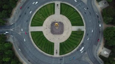 Berlin, Almanya 'da araba trafiği varken hava görüntüsü, Zafer Sütunu üzerinde uçan insansız hava aracı