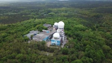 Berlin, Almanya 'da Teufelsberg üzerinde uçan insansız hava aracı