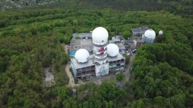 Berlin, Almanya 'da Teufelsberg üzerinde uçan insansız hava aracı