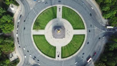 Berlin, Almanya 'da araba trafiği varken hava görüntüsü, Zafer Sütunu üzerinde uçan insansız hava aracı