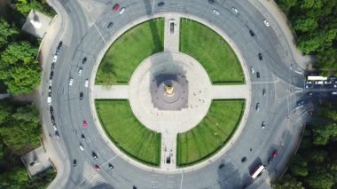 Berlin, Almanya 'da araba trafiği varken hava görüntüsü, Zafer Sütunu üzerinde uçan insansız hava aracı