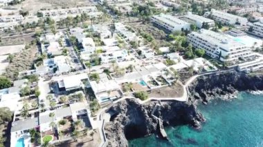İspanya 'nın Tenerife adasındaki kayalıkların üzerinde berrak suyla insansız hava aracı uçuşu