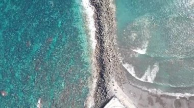 İspanya 'nın Gran Canaria adasındaki Agaete limanında dalgalar üzerinde insansız hava aracı uçuşu