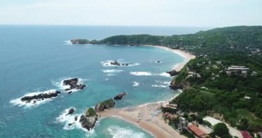 Oaxaca, Meksika 'daki Mazunte plajı üzerinde İHA uçuşu