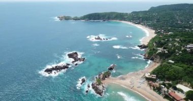 Oaxaca, Meksika 'daki Mazunte plajı üzerinde İHA uçuşu