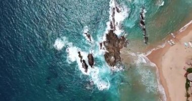 Oaxaca, Meksika 'daki Mazunte plajı üzerinde İHA uçuşu