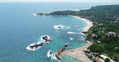 Oaxaca, Meksika 'daki Mazunte plajı üzerinde İHA uçuşu