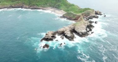 Punta Cometa üzerinden insansız hava aracı uçuşu, Oaxaca, Meksika 'nın en güney noktası.
