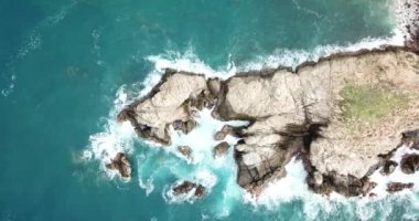 Punta Cometa üzerinden insansız hava aracı uçuşu, Oaxaca, Meksika 'nın en güney noktası.