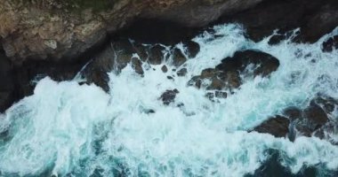 Punta Cometa üzerinden insansız hava aracı uçuşu, Oaxaca, Meksika 'nın en güney noktası.