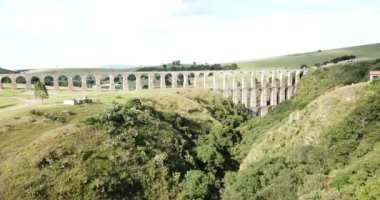 Arcos del Sitio üzerindeki İHA uçağı bulutlu bir günde Meksika 'nın Tepotzotlan şehrinde